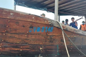 Tàu lạ có chữ Trung Quốc trôi dạt và mắc cạn ở vùng biển xã Triệu Vân (huyện Triệu Phong, tỉnh Quảng Trị)