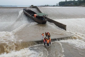 Vụ tàu chở đoàn cán bộ Sở GTVT Quảng Trị gặp sự cố: Trưởng đoàn lý giải việc không mặc áo phao