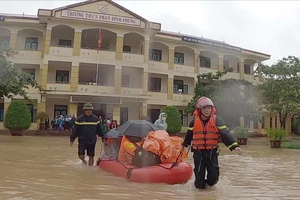 Giải cứu hàng trăm học sinh mắc kẹt trong ngôi trường bị nước lũ bủa vây 