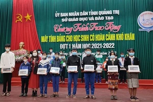 Quảng Trị: Trao tặng 650 máy tính bảng cho học sinh có hoàn cảnh khó khăn 