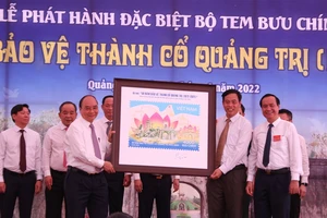Chủ tịch nước ký, đóng dấu phát hành bộ tem “50 năm bảo vệ Thành Cổ Quảng Trị (1972 – 2022)” 