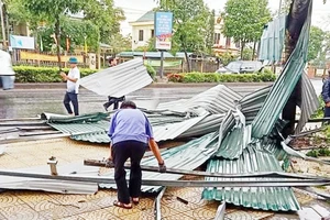 Lốc xoáy đánh bay mái nhà ở thị trấn Phong Điền ra QL 1A.