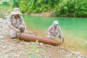 Đội Xử lý bom mìn lưu động thuộc Dự án PeaceTrees VietNam tiến hành kiểm tra quả bom