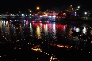 Đêm hoa đăng trên sông Thạch Hãn tri ân các anh hùng liệt sĩ 