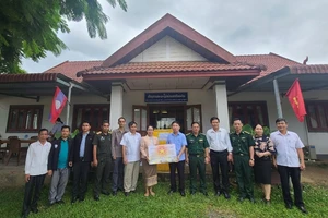 Trao tặng vật tư y tế phòng chống dịch Covid-19 cho 2 tỉnh của Lào. Ảnh: THÁI ĐƯƠNG