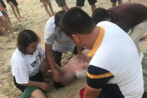 7 người hợp lực kịp thời cứu cô gái bị đuối nước ở biển Cửa Tùng