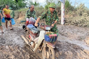 Quảng Trị: Bộ đội Biên phòng giúp dân dựng lại nhà, dọn bùn sau mưa bão