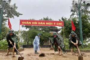 Trung đoàn Bộ Binh 842 và Trung tâm VHTT-TDTT thị xã Quảng Trị nạo vét bùn đất tại Đài tưởng niệm các anh hùng liệt sĩ bờ Bắc sông Thạch Hãn