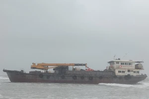 Tàu sắt không người trôi dạt vào bờ biển Quảng Trị