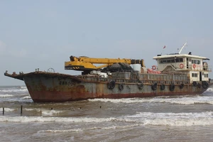 Tàu sắt trôi dạt vào bờ biển Quảng Trị, xử lý cách nào?