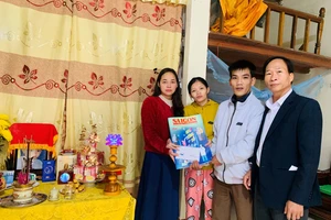 Trao tiền hỗ trợ gia đình có hoàn cảnh khó khăn tại Quảng Trị