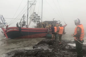 Tàu cá cùng 10 thuyền viên gặp nạn trên biển Quảng Trị