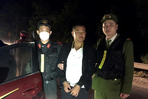 Lực lượng chức năng bắt giữ đối tượng Nguyễn Trần Chương. Ảnh: TRẦN KHÔI