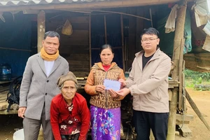 Báo SGGP trao tiền hỗ trợ gia đình khó khăn ở Quảng Trị