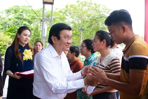Nguyên Chủ tịch nước Trương Tấn Sang thăm tặng quà các gia đình khó khăn tại Quảng Trị
