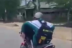 Xử phạt nam sinh cấp 3 dùng chân lái xe máy