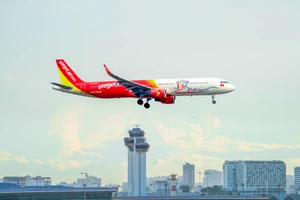 Máy bay mang biểu tượng du lịch TPHCM hạ cánh xuống Tân Sơn Nhất