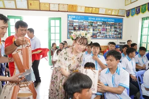 Nữ tỷ phú Nguyễn Thị Phương Thảo bất ngờ thăm các em nhỏ tại Làng SOS 