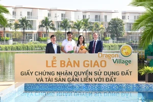 Trao sổ hồng cho cư dân Dragon Village và Dragon Parc, Phú Long khẳng định uy tín Nhà phát triển đô thị bền vững