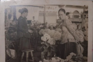 Má đi chợ bông tết Mậu Thân 1968 - Bến Ninh Kiều. Ảnh tác giả cung cấp