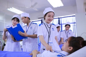Trải nghiệm một ngày thực tập tại Bệnh viện Hùng Vương cùng sinh viên ngành điều dưỡng Trường ĐH Nguyễn Tất Thành