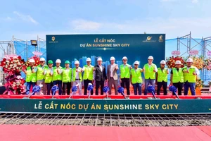 Tổ hợp căn hộ “chuẩn khách sạn ven sông Sài Gòn” - Sunshine Sky City cất nóc tòa S4