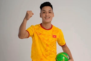 Thủ môn Hồ Văn Ý được người hâm mộ phong làm "người hùng" của futsal Việt Nam với liên tục các tình huống cứu thua trước Lebanon