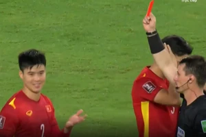 Duy Mạnh nhận thẻ đỏ ở trận đấu Saudi Arabia - Việt Nam