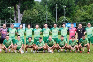 Một đội bóng tập hợp các cầu thủ trên 35 tuổi ra cuối tuần ở quận Phú Nhuận. Ảnh: VIỆT QUỐC 