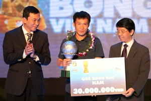 Lê Tấn Tài đoạt Quả bóng Bạc Việt Nam năm 2012. Ảnh: QUANG NHỰT