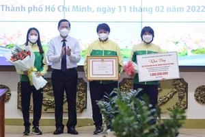 Chủ tịch UBND TPHCM Phan Văn Mãi tặng Bằng khen cho tập thể CLB nữ TPHCM. Ảnh: DŨNG PHƯƠNG