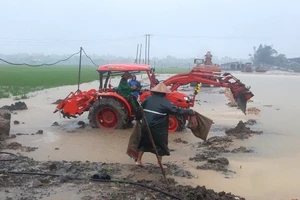 Các phương tiện đắp đê, cứu lúa ngập úng do lũ trái mùa tại huyện Phong Điền, tỉnh Thừa Thiên – Huế