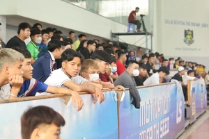 Nhà thi đấu Thái Sơn Nam đón đông đảo khán giả đến theo dõi môn futsal thuộc Đại hội TDTT TPHCM 2022. ẢNH: ANH TRẦN