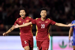 Phan Văn Đức ăn mừng bàn thắng mở điểm cho đội tuyển Việt Nam. ẢNH: DŨNG PHƯƠNG