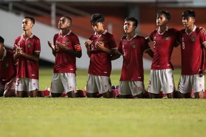 Các cầu thủ U17 Indonesia thi đấu vòng loại Giải U17 châu Á 2023 mà không có khán giả. ẢNH: BOLA 