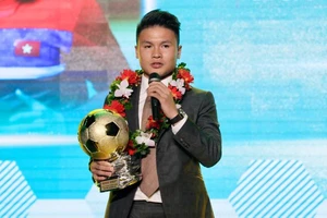 Tiền vệ Nguyễn Quang Hải đoạt Quả bóng vàng Việt Nam 2018 khi cùng Hà Nội FC vô địch V-League 2018. ẢNH: HOÀNG HÙNG