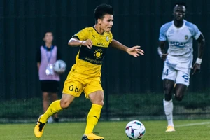 Quang Hải in dấu giày trong bàn thắng thứ 3 của Pau FC