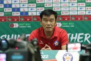 HLV Phan Thanh Hùng hạnh phúc khi cùng Đà Nẵng trụ hạng V-League thành công