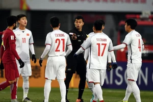 Các tuyển thủ U23 Việt Nam phàn nàn về trọng tài Muhammad Taqi ở trận bán kết Giải U23 châu Á 2018