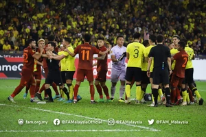Cầu thủ đôi bên xô xát sau khi Malaysia ghi bàn thắng thứ 2 vào lưới Thái Lan, nhưng sau đó đã bị từ chối. ẢNH: FAM