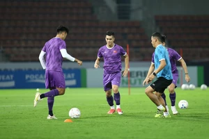 Tiến Linh rèn bài đá bóng "ma" cùng trợ lý HLV Nguyễn Anh Đức và đồng đội 