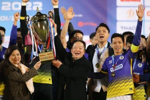 Bầu Hiển ăn mừng danh hiệu Siêu Cúp quốc gia lần thứ 5 trong lịch sử Hà Nội FC. ẢNH: MINH HOÀNG 