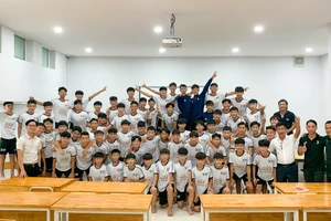 HLV Đinh Hồng Vinh và các "chồi non" của Học viện Bóng đá Juventus Việt Nam 