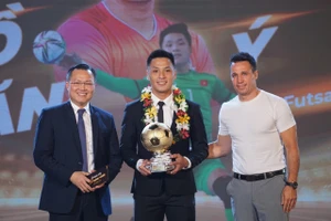 Hồ Văn Ý nhận QBV futsal lần thứ 2 từ HLV trưởng đội tuyển futsal Việt Nam Diego Giustozzi và nhà báo Huỳnh Sang