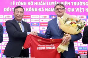 Chủ tịch VFF Trần Quốc Tuấn (trái) cùng tân HLV Philippe Troussier của đội tuyển U23 và quốc gia Việt Nam 