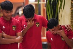 Các tuyển thủ U20 Indonesia bật khóc sau quyết định quốc gia bị tước quyền đăng cai U20 World Cup 2023. ẢNH: BOLA.