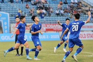 Các cầu thủ Quảng Nam ăn mừng bàn thắng của Văn Hưng.