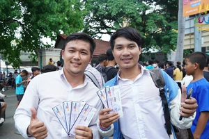 Niềm vui của CĐV Campuchia khi trở thành những người đầu tiên nhận vé miễn phí xem SEA Games 32. 