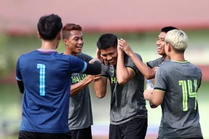 Các tuyển thủ U22 Thái Lan chơi trò búng tai để tạo bầu không khí vui vẻ trước SEA Games 32. ẢNH: QUỲNH MAI 