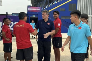 HLV Troussier gặp gỡ ban huấn luyện của U22 Thái Lan ở sân Prince. ẢNH: QUỲNH MAI
